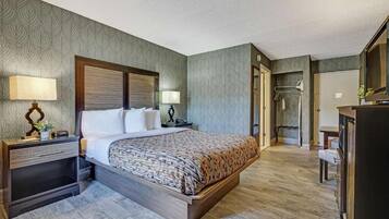 Schreibtisch, Verdunkelungsvorhänge, Bügeleisen/Bügelbrett