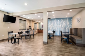 Free daily full breakfast - Sleep Inn and Suites at Kennesaw State University (Kennesaw)