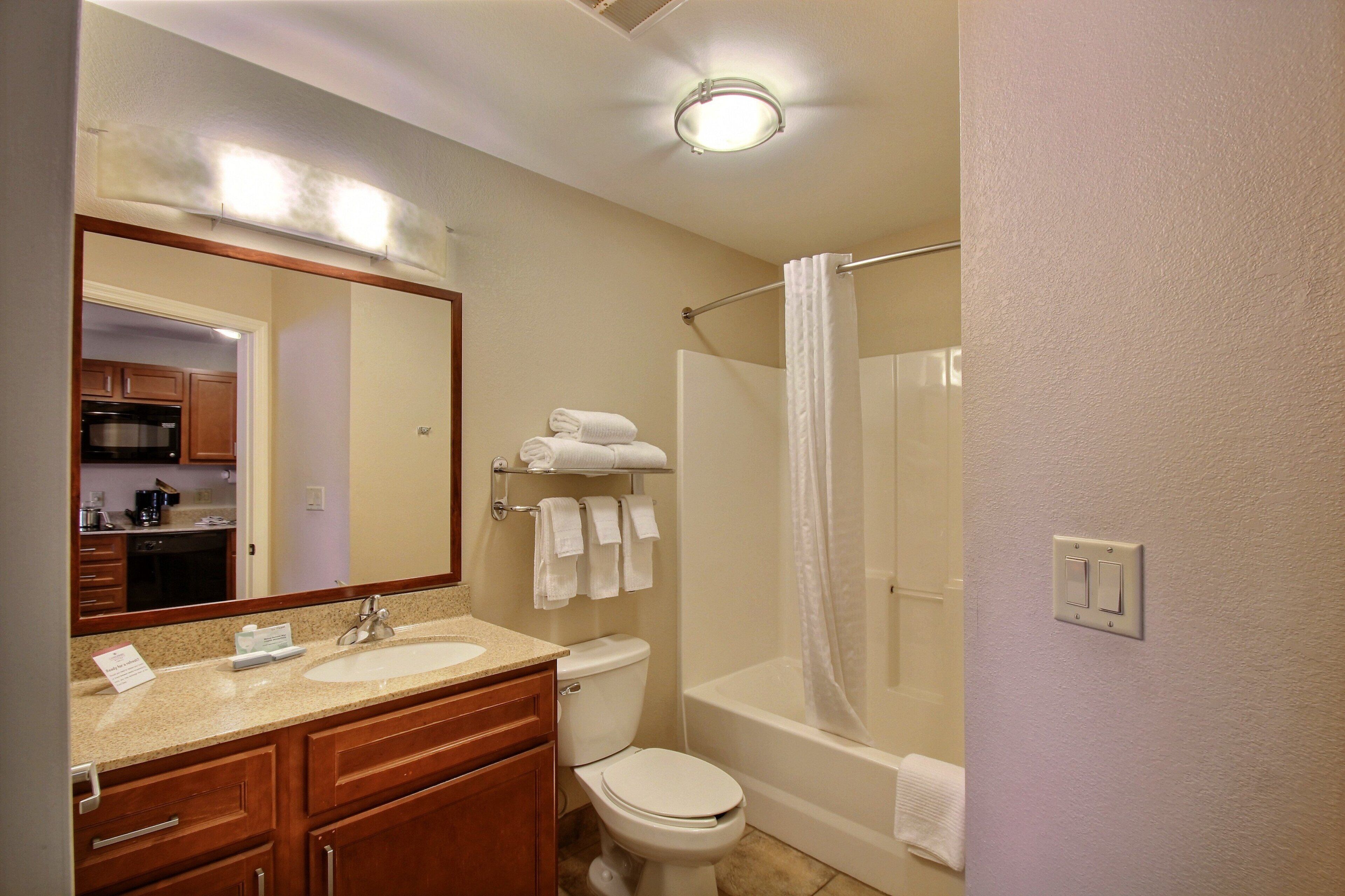 Une salle de bain avec un lavabo, des toilettes et une baignoire.