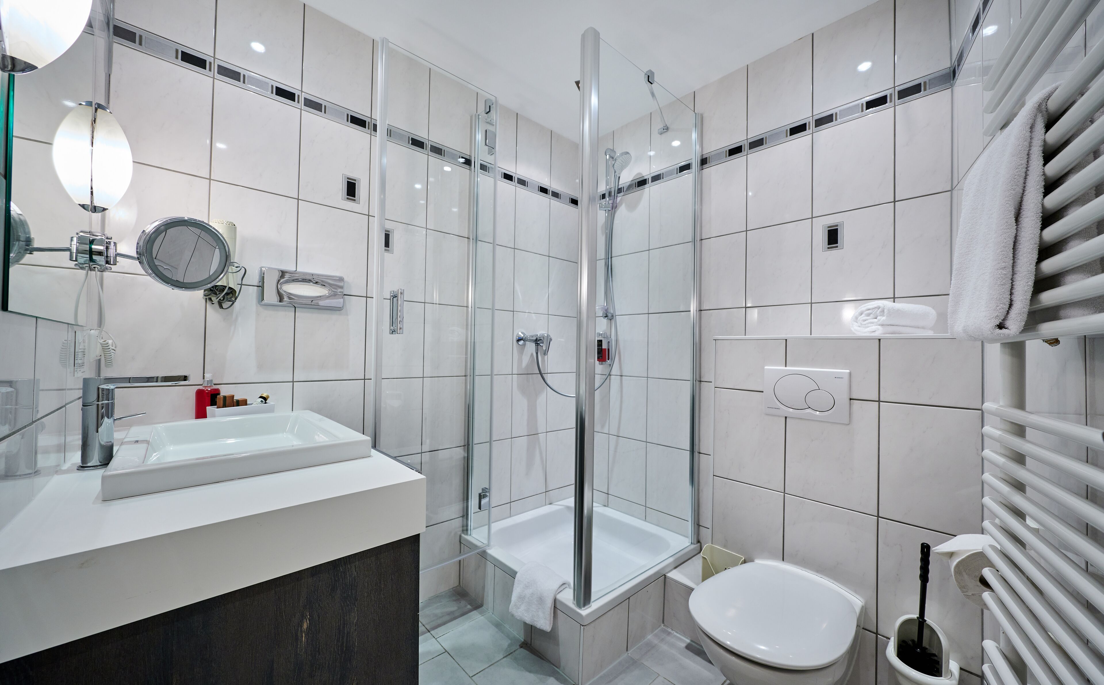 business single room, 1 single bed, non smoking | bathroom | shower, free toiletries, hair dryer, bathrobes