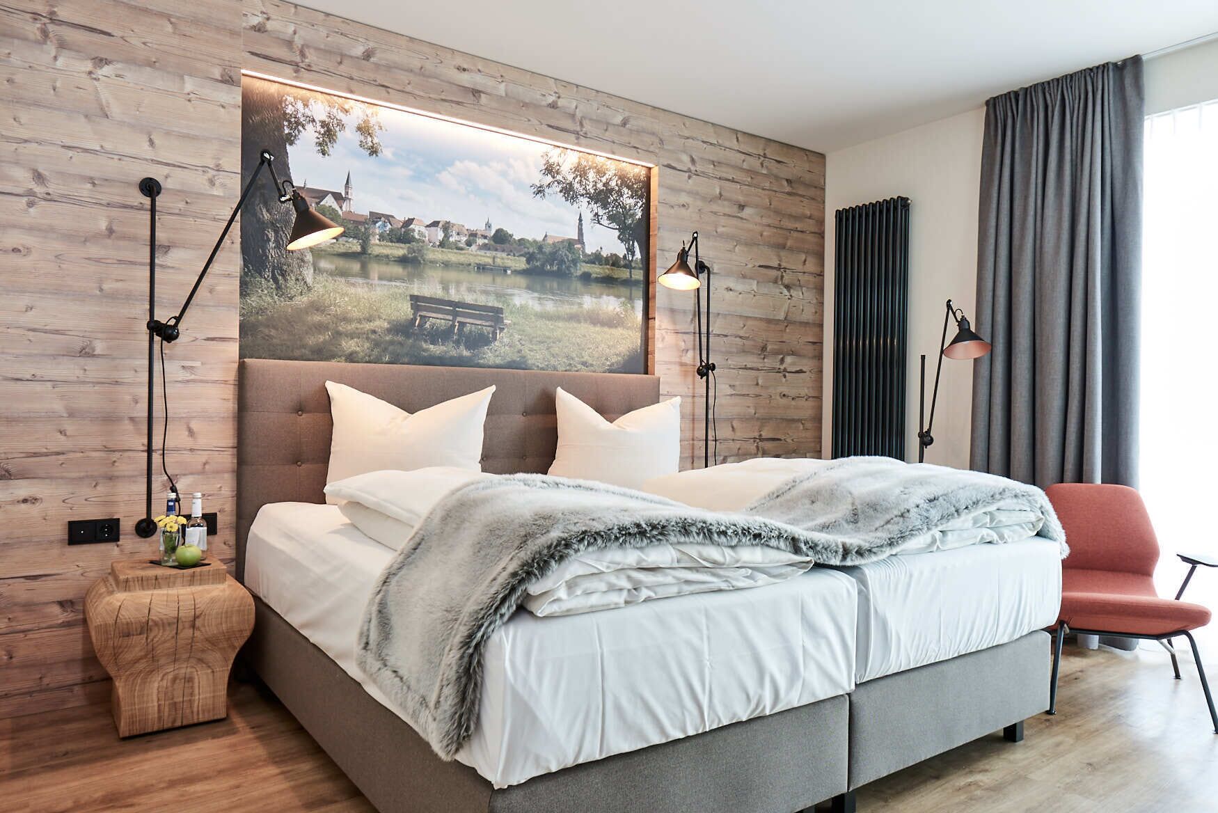 Zimmersafe, Schreibtisch, Verdunkelungsvorhänge, Bügeleisen/Bügelbrett