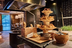 Petit déjeuner continental (17.7 EUR par personne)