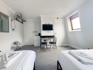 Standard Quadruple Room | Free WiFi, bed sheets - Plaza Hotel Hammersmith (London)