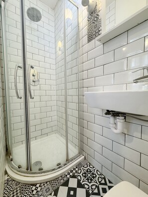 Standard Double Room | Bathroom | Shower, free toiletries, towels - Plaza Hotel Hammersmith (London)