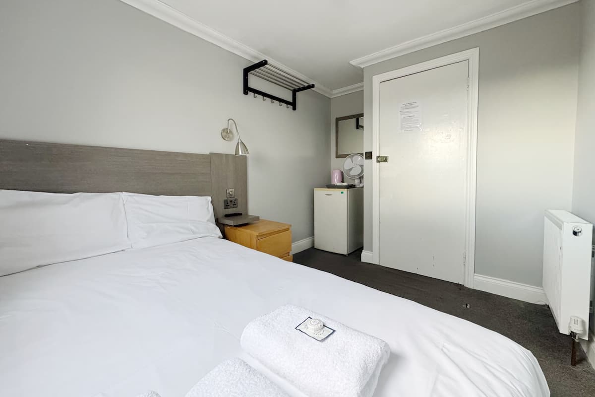 Standard Double Room | Free WiFi, bed sheets