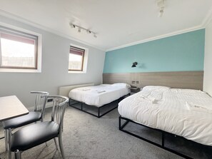 Standard Quadruple Room | Free WiFi, bed sheets - Plaza Hotel Hammersmith (London)