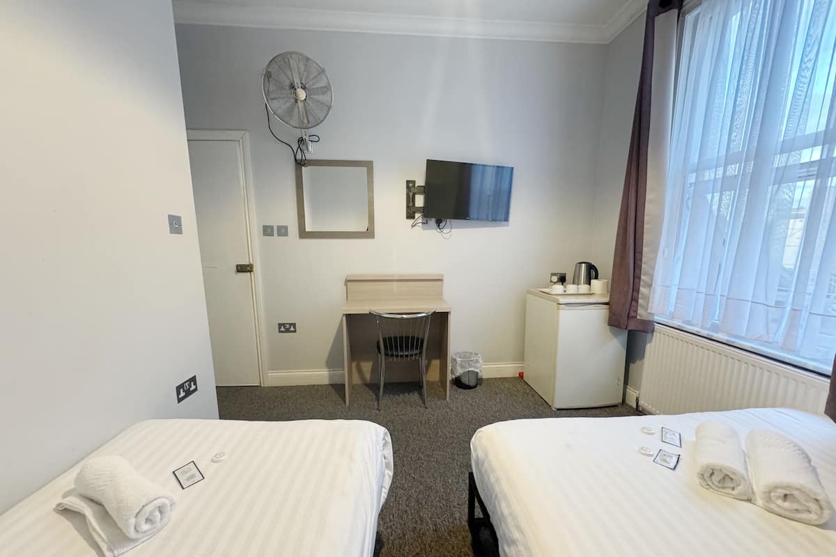 Triple Room | Free WiFi, bed sheets