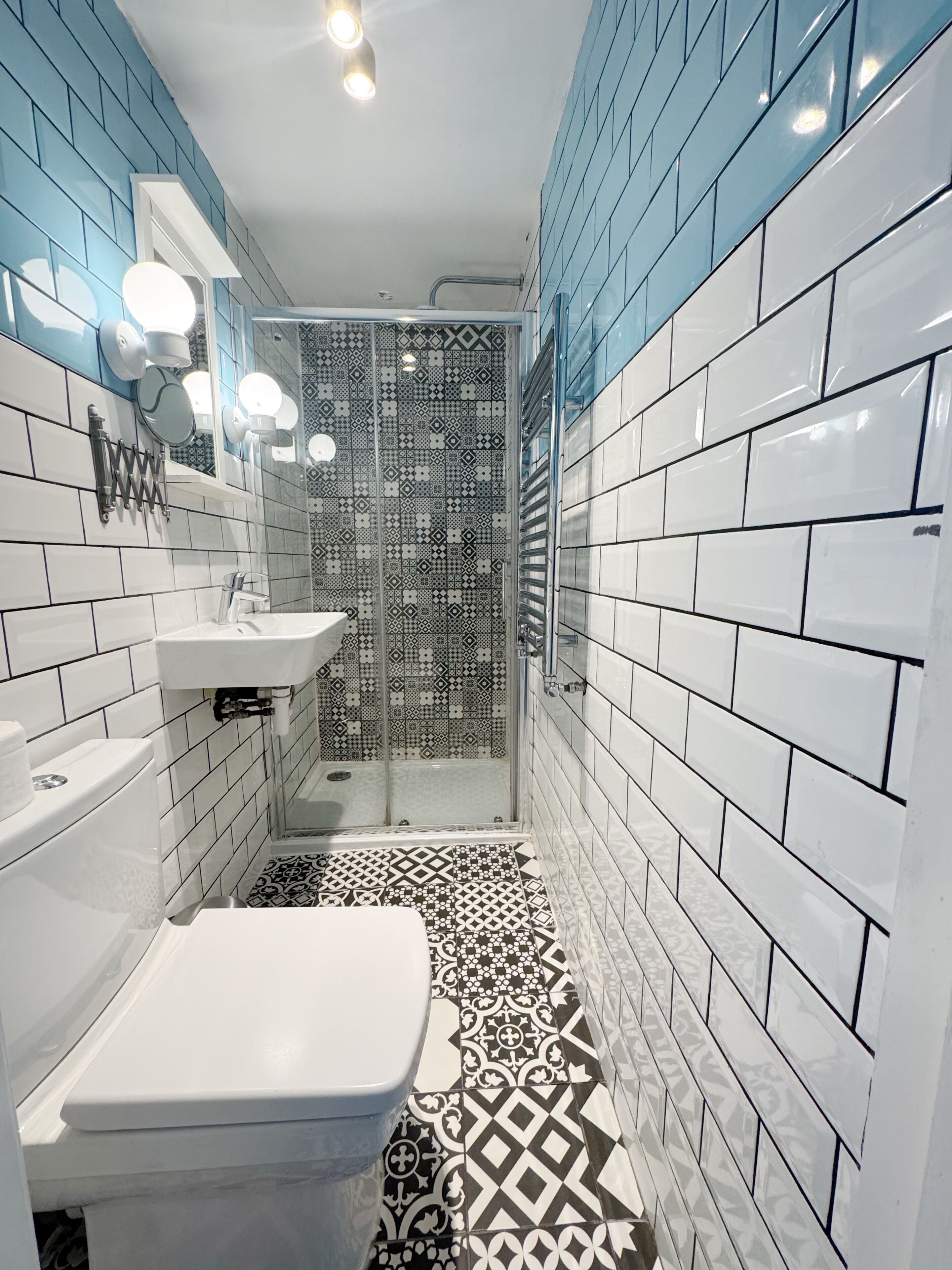 Standard Quadruple Room | Bathroom | Shower, free toiletries, towels