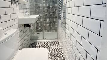 Standard Quadruple Room | Bathroom | Shower, free toiletries, towels