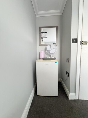 Standard Double Room | Free WiFi, bed sheets - Plaza Hotel Hammersmith (London)
