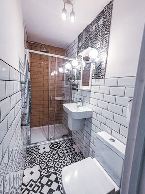 Standard Quadruple Room | Bathroom | Shower, free toiletries, towels - Plaza Hotel Hammersmith (London)