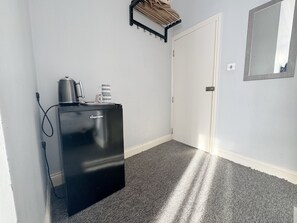 Standard Quadruple Room | Free WiFi, bed sheets - Plaza Hotel Hammersmith (London)