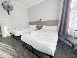 Standard Quadruple Room | Free WiFi, bed sheets - Plaza Hotel Hammersmith (London)