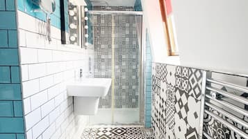 Standard Quadruple Room | Bathroom | Shower, free toiletries, towels