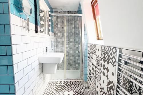 Standard Quadruple Room | Bathroom | Shower, free toiletries, towels