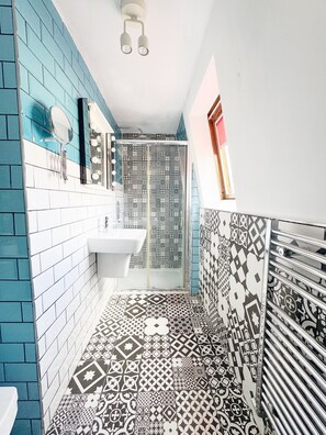 Standard Quadruple Room | Bathroom | Shower, free toiletries, towels - Plaza Hotel Hammersmith (London)