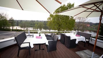 Breakfast, dinner served; international cuisine, alfresco dining