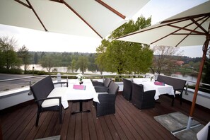 供應早餐、晚餐；多國菜；室外用餐