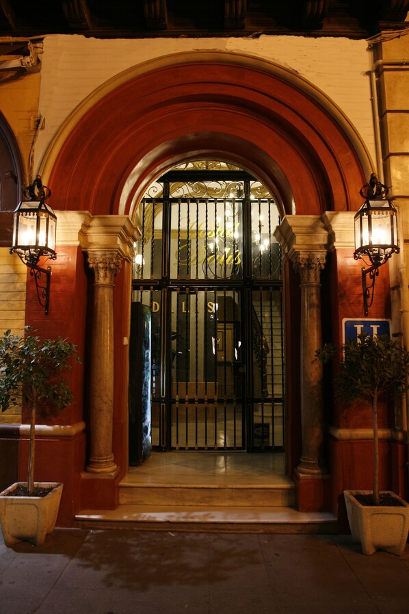 Property entrance - Dalis (Seville)