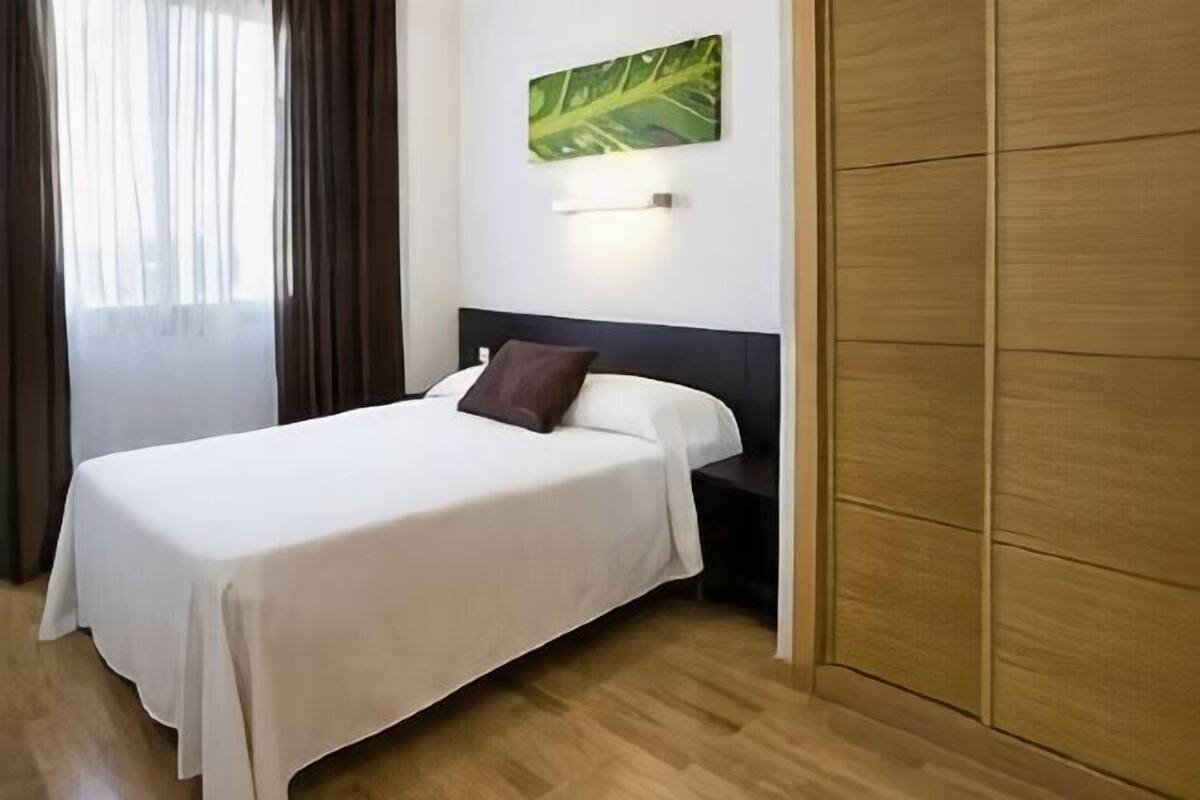 Premium bedding, in-room safe, desk, blackout drapes