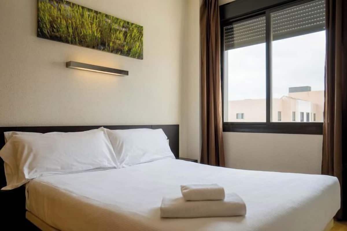 2 bedrooms, premium bedding, in-room safe, desk