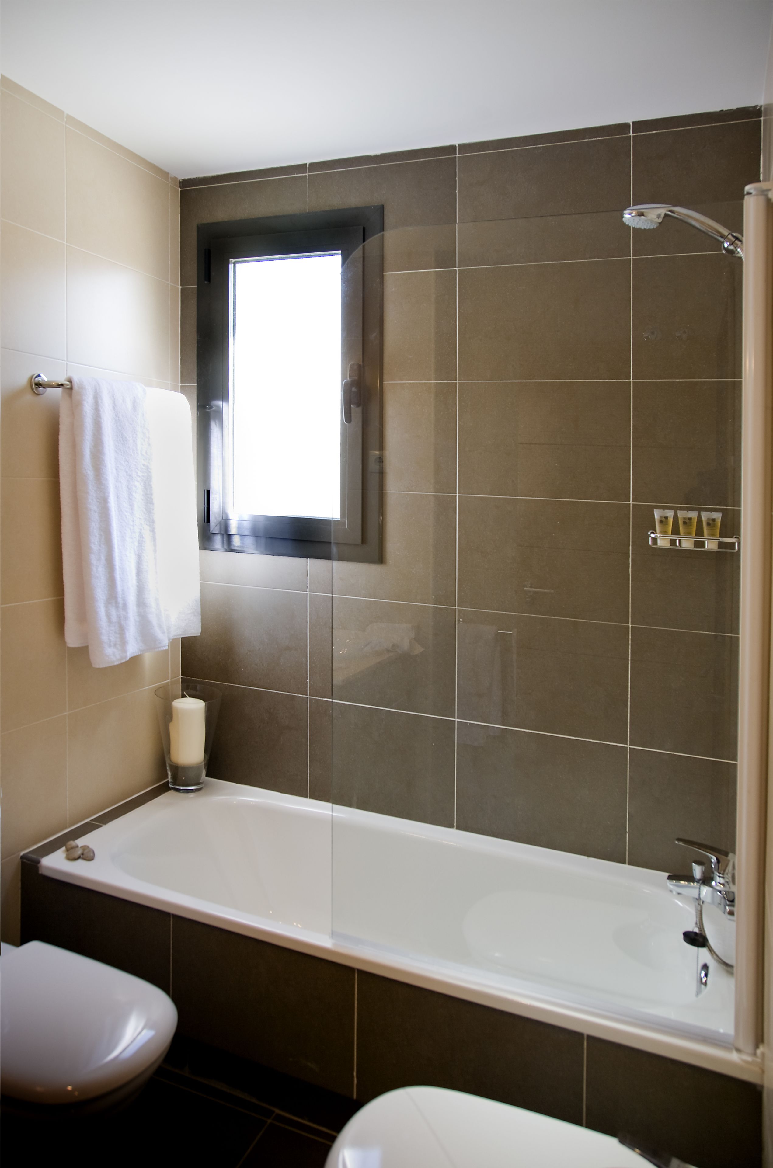 Un baño moderno con bañera, inodoro y ducha.