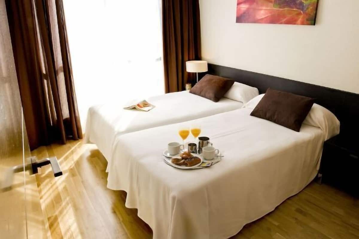 Premium bedding, in-room safe, desk, blackout drapes