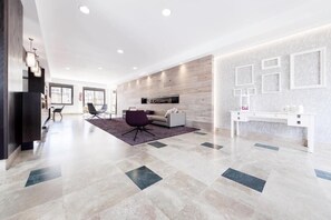 Premium bedding, in-room safe, desk, blackout drapes - Compostela Suites Apartments (Madrid)