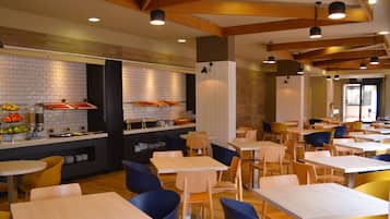 Se ofrece un desayuno bufé (7.95 EUR por persona)
