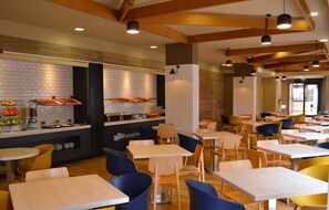 Daily buffet breakfast (EUR 7.95 per person) - Compostela Suites Apartments (Madrid)