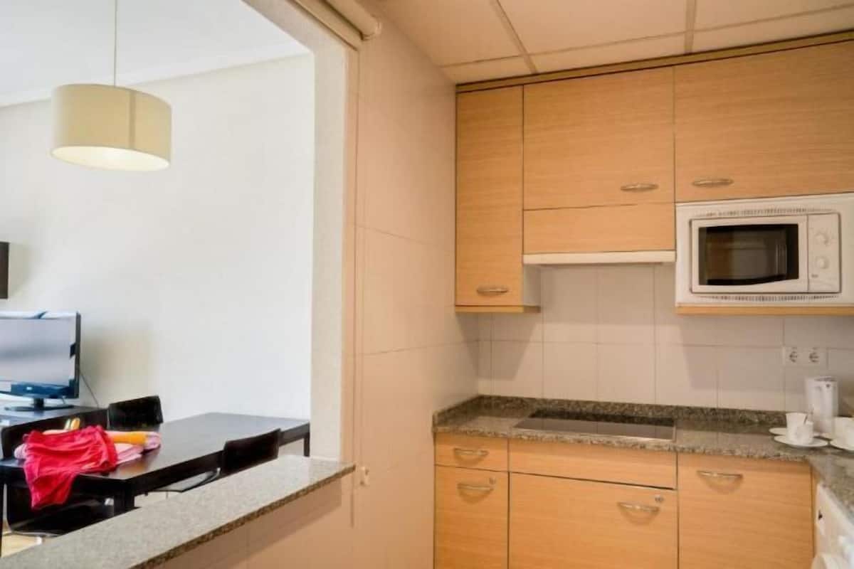 Private kitchen | Fridge, microwave, stovetop, electric kettle