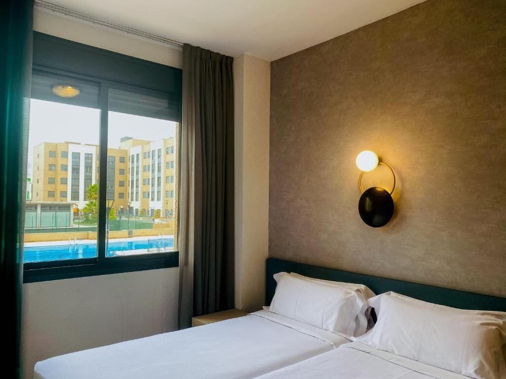 高档床上用品、客房内保险箱、办公桌、遮光窗帘