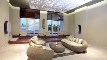 Couples treatment room(s), sauna, hot tub, steam room