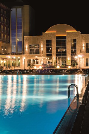 Piscine intérieure, piscine extérieure, cabanas gratuites, parasols