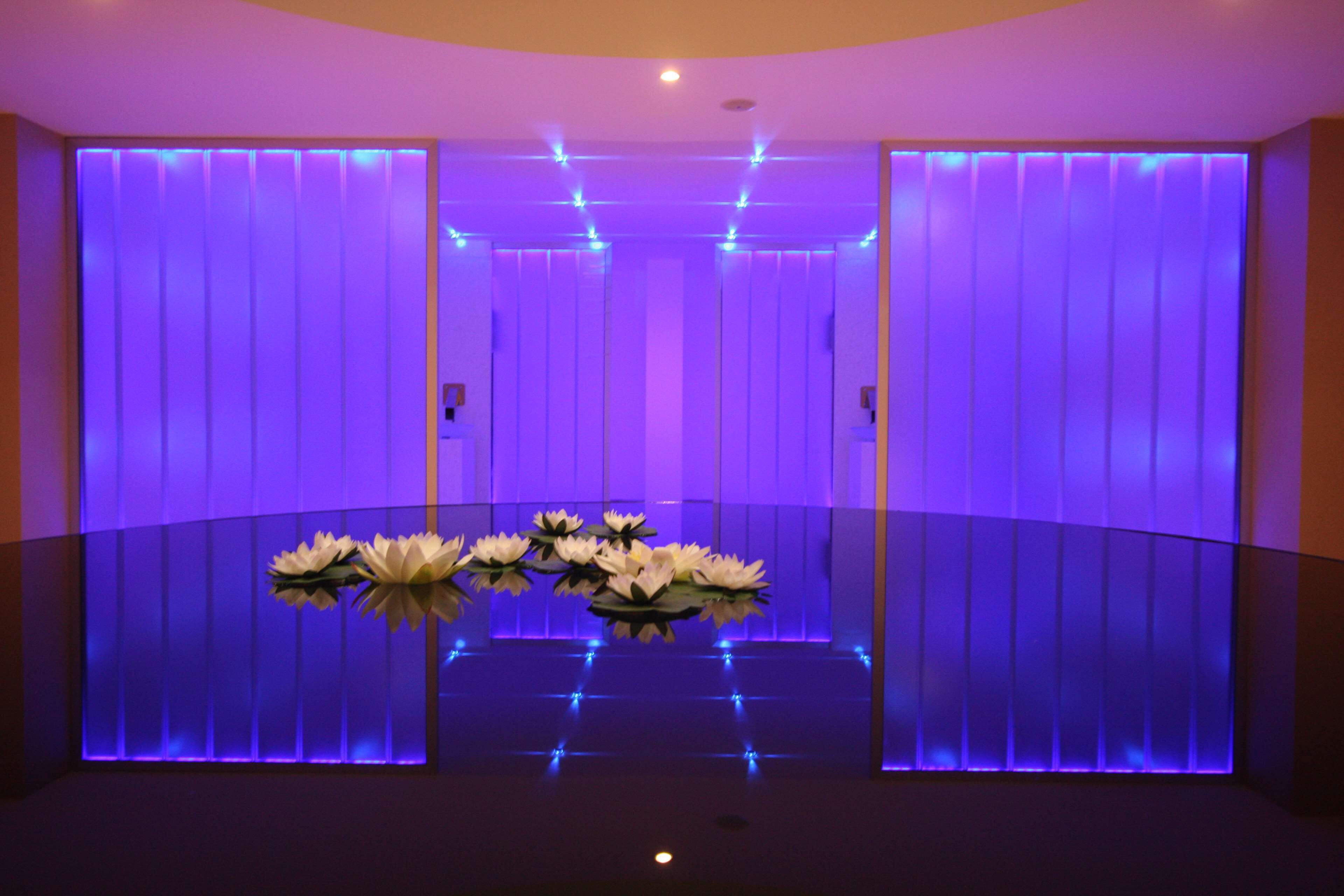 Couples treatment room(s), sauna, hot tub, steam room