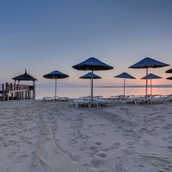 Aan een privéstrand, gratis strandhuisjes, ligstoelen, parasols