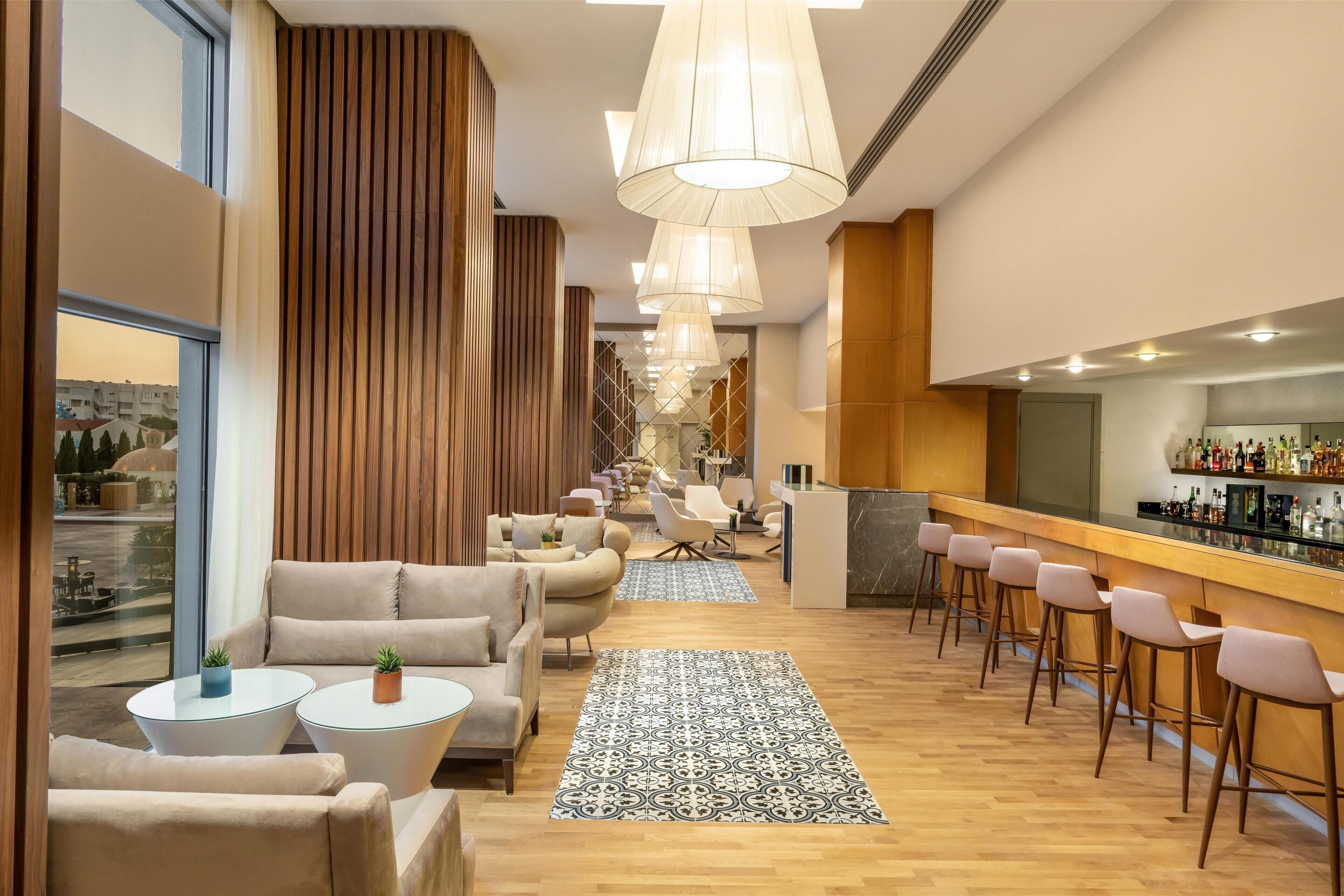 Zona de bar moderna con asientos y una barra.