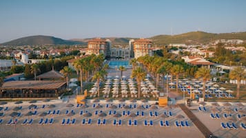 Plage privée, cabines gratuites, chaises longues, parasols