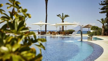 4 outdoor pools, sun loungers