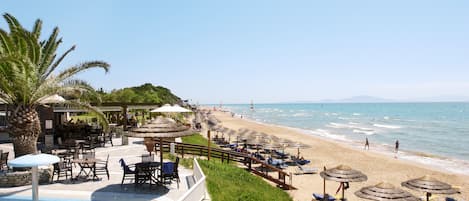 Aan het strand, ligstoelen aan het strand, parasols, strandlakens