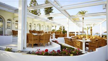 Cocina internacional con vista a la alberca