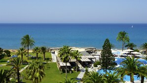 A resort with a pool area, palm trees, and a view of the ocean. - ROBINSON KYLLINI BEACH (Andravida-Kyllini)