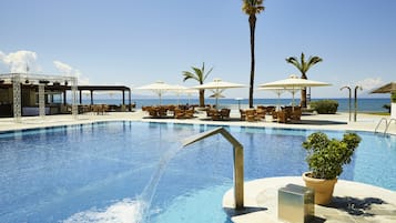 4 utomhuspooler och solstolar