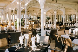 Se sirve cocina internacional (con vistas a la piscina) 