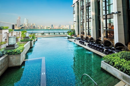 Outdoor pool. Harbour Grand Hong Kong