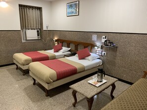 Super deluxe room | Premium bedding, in-room safe, desk, blackout drapes - Hotel Royal Castle (Mumbai)