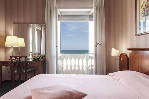 Habitación estándar con 1 cama doble o 2 individuales, vistas al mar | Minibar, caja fuerte, escritorio y espacio para trabajar con un portátil