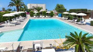 Kauden mukainen ulkouima-allas avoinna 9.00–20.00, aurinkovarjoja