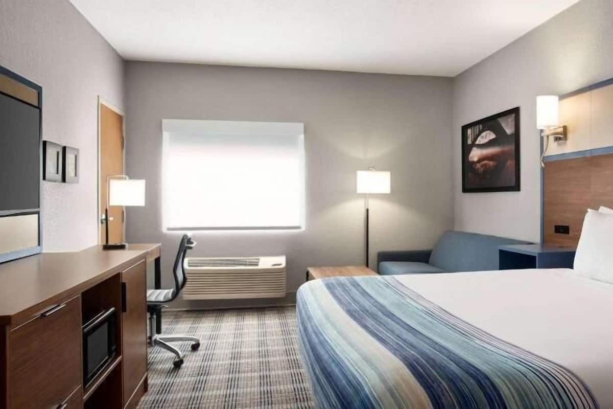 1 bedroom, desk, laptop workspace, blackout curtains