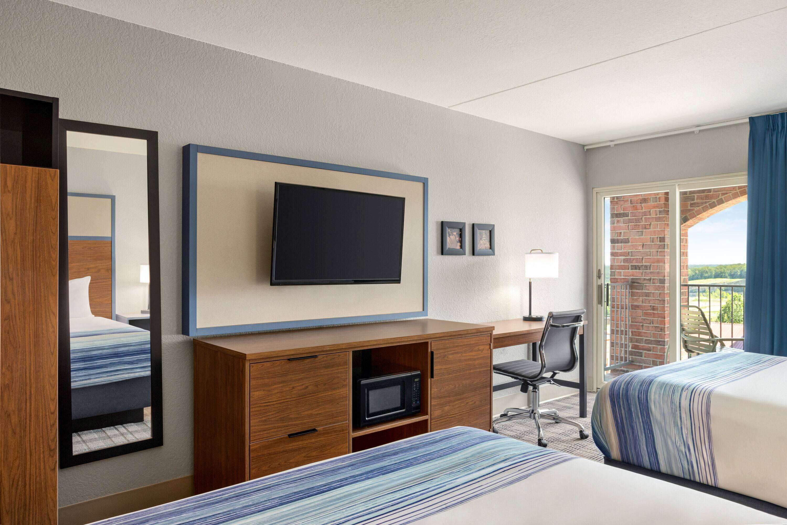 Quarto, 2 camas Queen, para não fumantes | 1 quarto, escrivaninha, espaço de trabalho para notebook